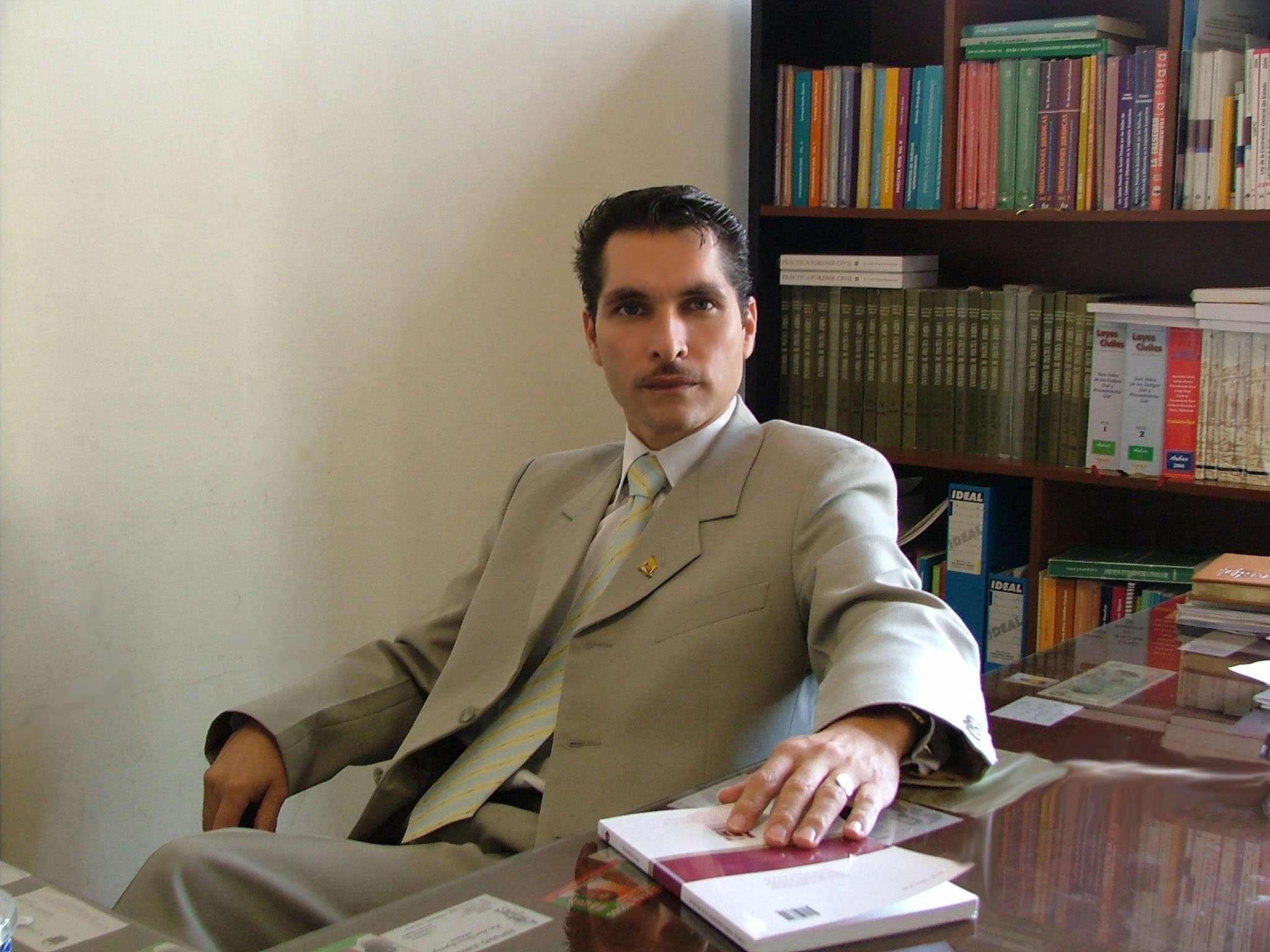 Abogado Freddy Mora en Cuenca Ecuador